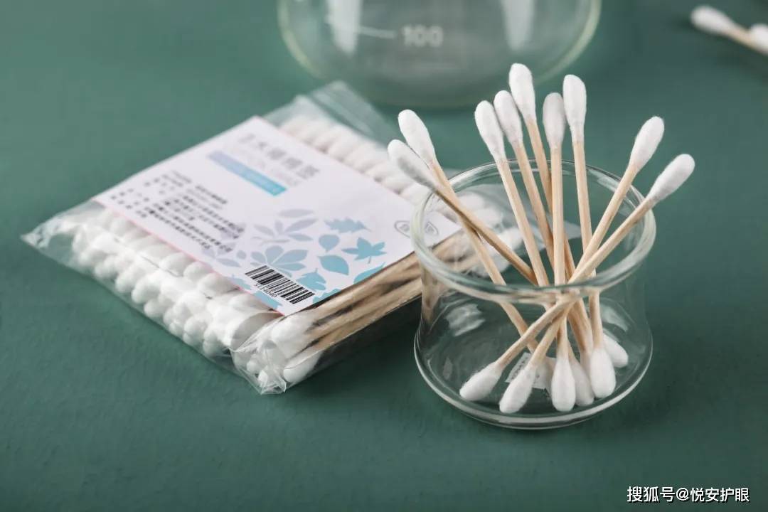 次性消毒棉签轻轻地粘出即可。如果没有棉签的话也可以使用干净的手帕。