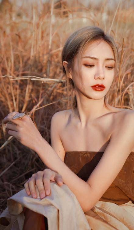 因为皙活：谢可寅冬日芦苇氛围大片太美了！分享她的日常护肤秘籍！