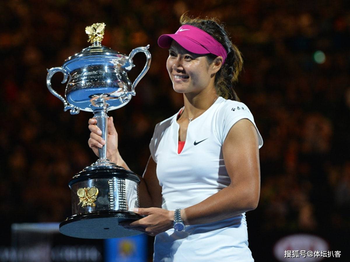 澳网舞台上,李娜曾经拿到过女单冠军,职业生涯,李娜拿到过2个大满贯.