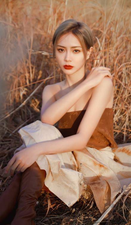 因为皙活：谢可寅冬日芦苇氛围大片太美了！分享她的日常护肤秘籍！