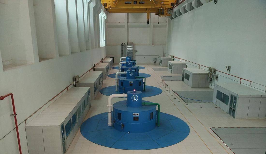 水轮机发电能量是守恒的,必须依靠水的重力势能完全转化过来.