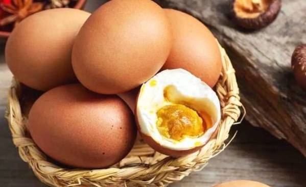 腌咸鸡蛋不要放水，多放这两种调料，蛋黄冒油，口感特棒！