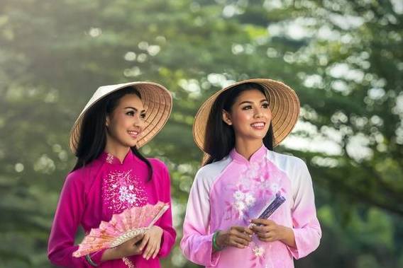 越南女子为何爱穿这种衣服？除了美观，主要是为了“方便”游客
