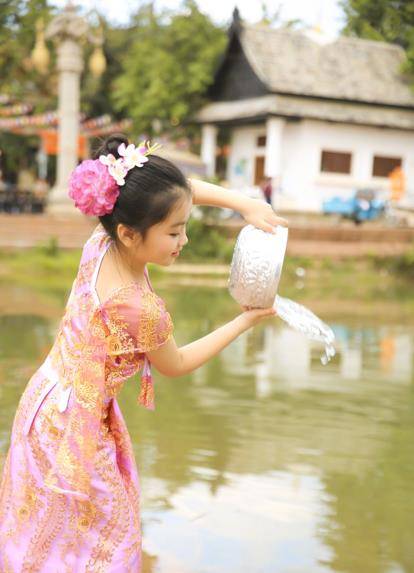 生活|7岁阿拉蕾太美了！穿傣族裙展现异域风情，大眼萌又骗大家生女儿