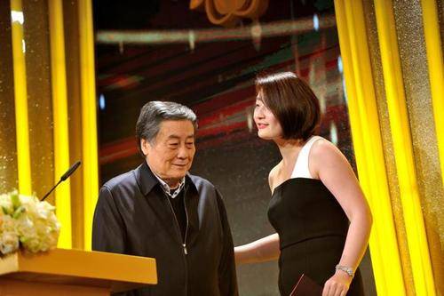 私人捐款的没有几个,河南牧原股份的老板秦英林是通过上市公司捐1个亿