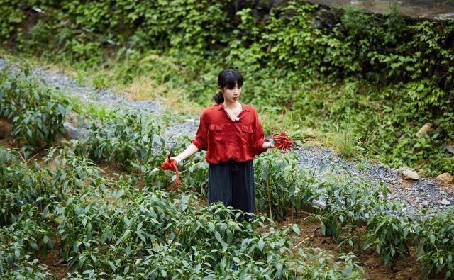 黄磊 42岁孙莉做客蘑菇屋，穿红衣黑裤配低马尾优雅减龄，轻松美回24岁