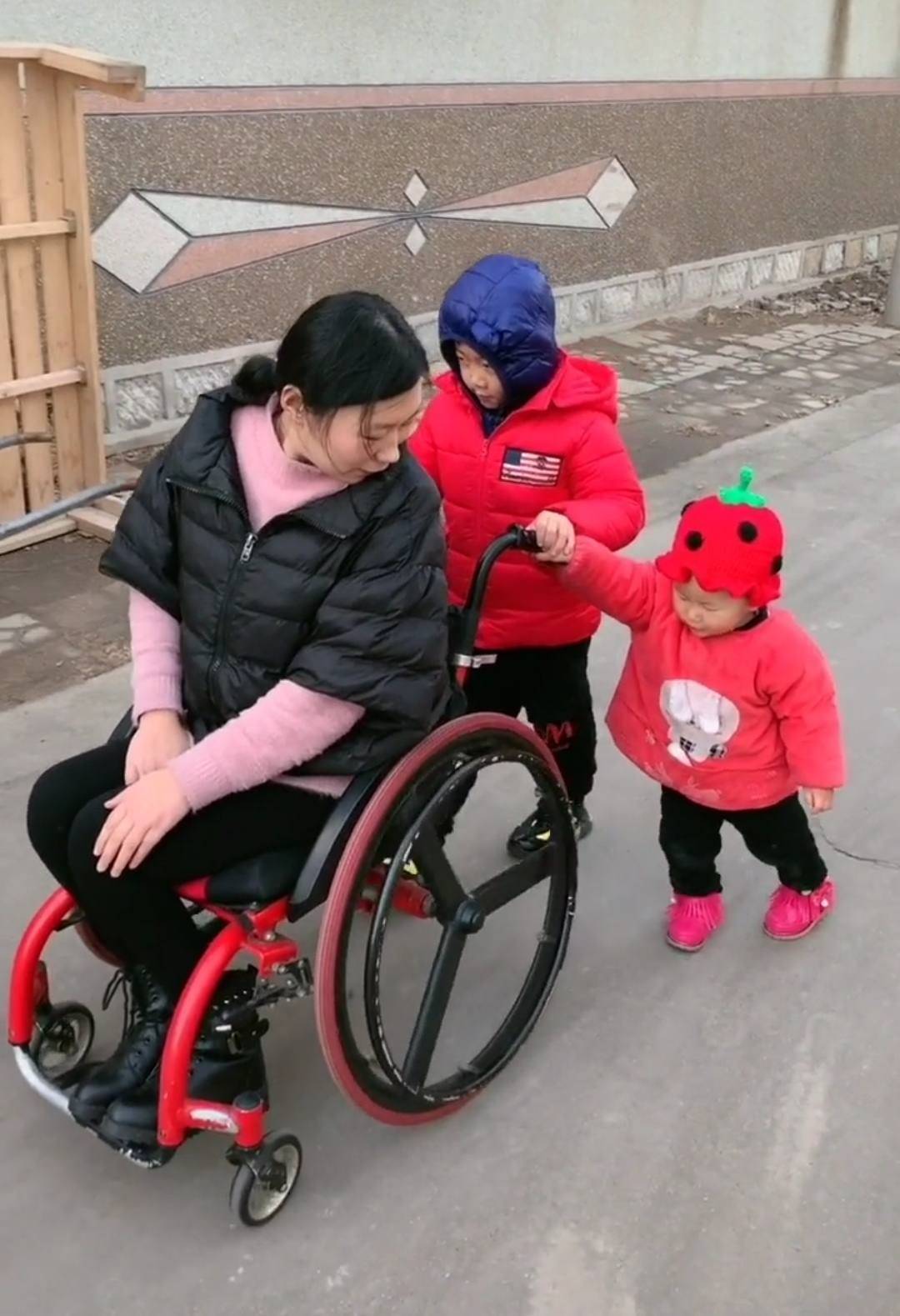 她翻墙追男友摔断腿男友回来娶她两人穷到差点把亲生儿子送人