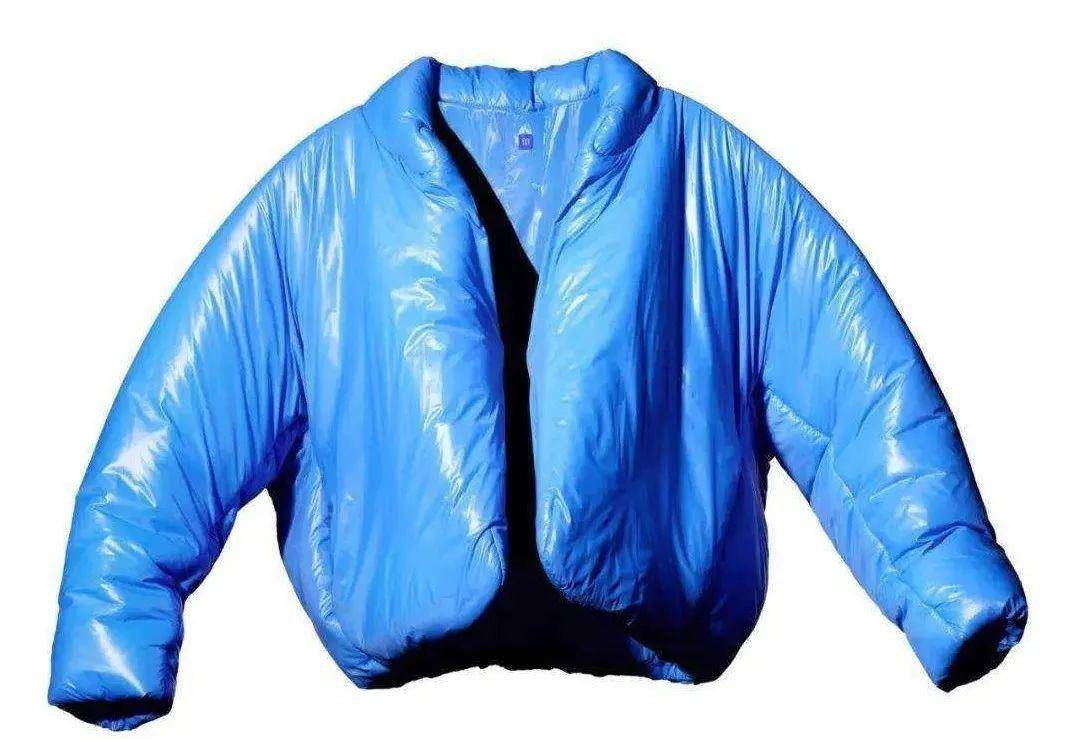 Demna 意料之外！高级时装联名潮牌，两种时装概念的融合是否会大卖？