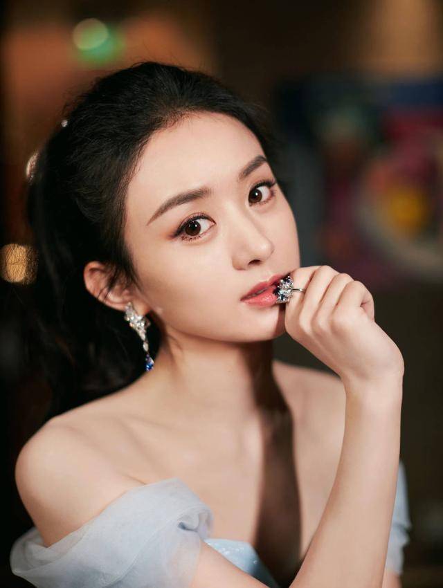 都为之 赵丽颖背风琴包录节目，造型一套比一套甜，五五分比例藏前阵子