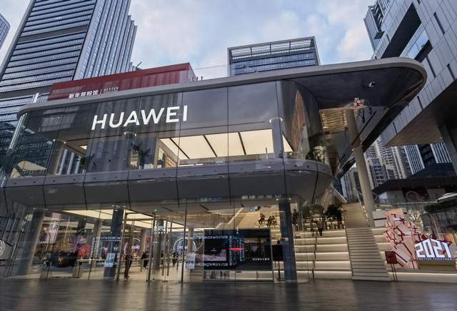 当然,拍完照,华为线下门店也值得我们驻足逛一逛.