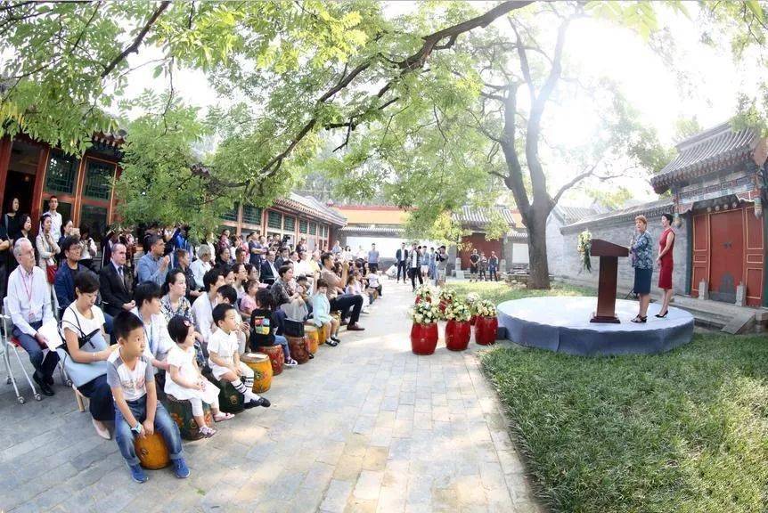 地坪|阳光运动场的天花板，DPU儿童防护运动地坪将四合院屋顶打造成漂浮的运动场