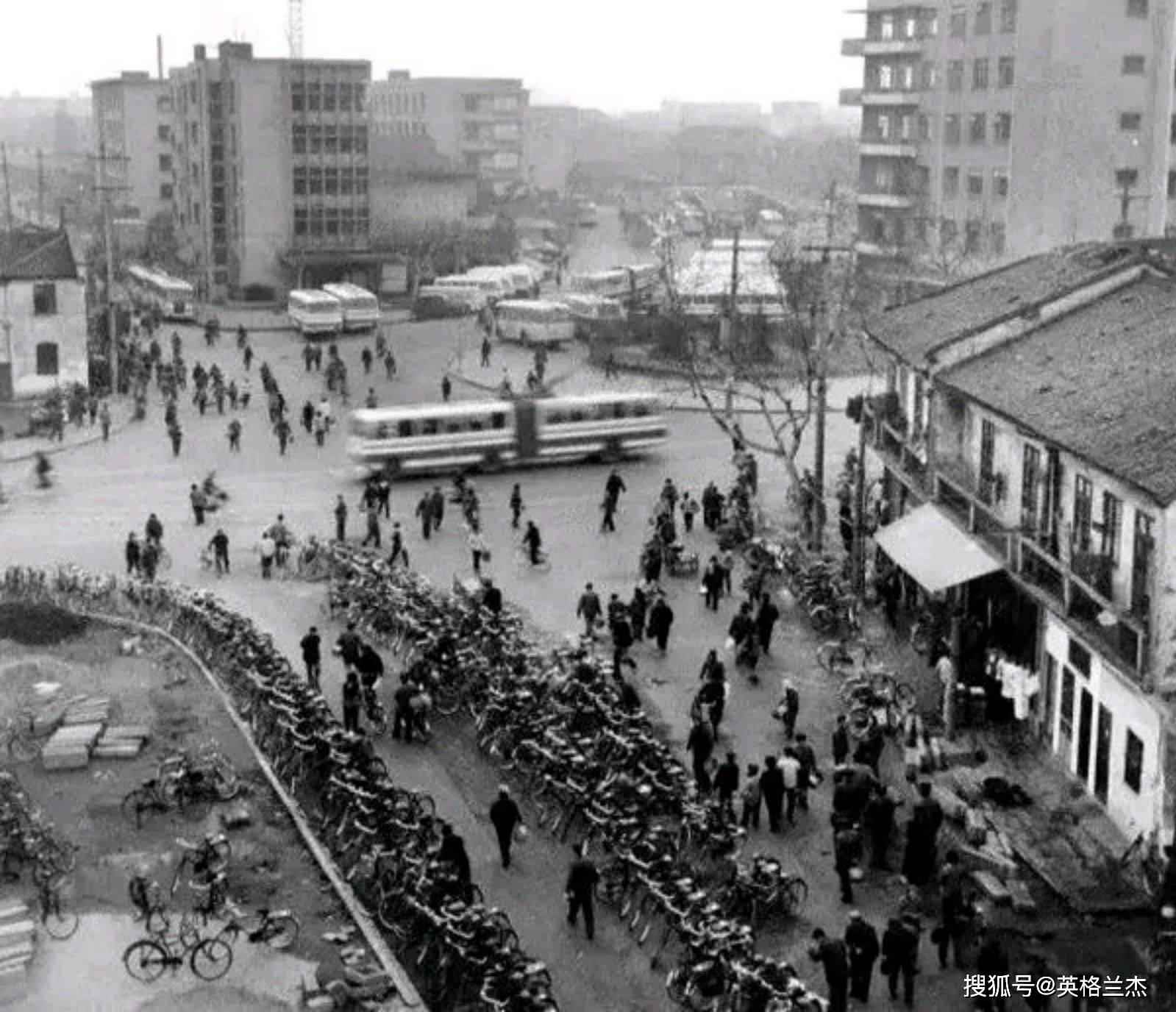 80年代浙江杭州老照片：看下这些旧场景、老建筑，有什么特别？