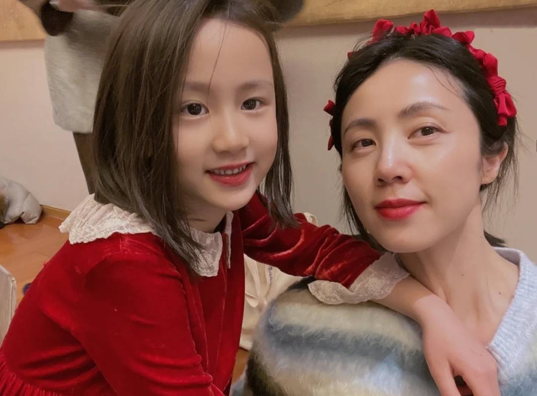 网友女承母业！孙莉晒小女儿舞蹈演出，妹妹姿态婀娜天赋异禀不输妈妈