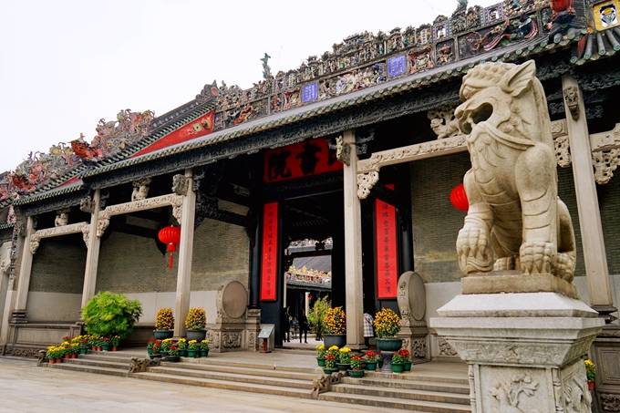 广州有一座陈家祠，富丽堂皇，雕刻精美，堪称岭南建筑艺术的明珠