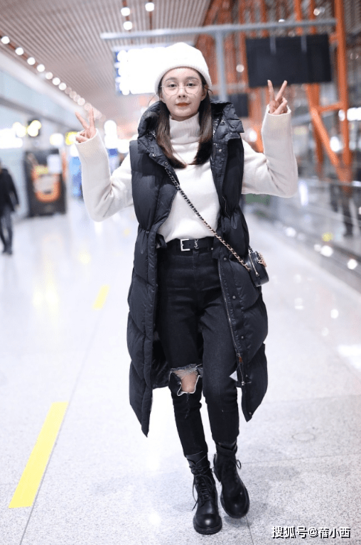 黑色 沈梦辰越来越时髦,穿米色泰迪熊大衣潮范十足,配马丁靴品位不俗