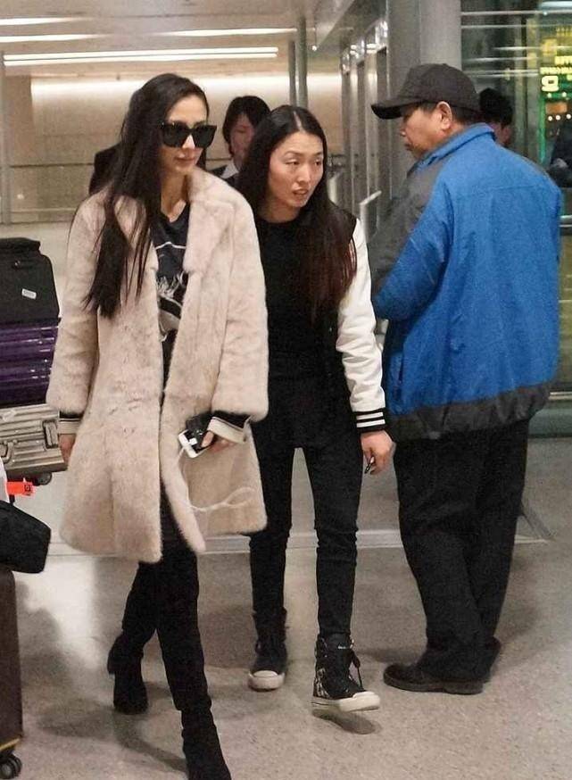 设计 杨颖穿大衣的眼光真高，军装大衣拼接毛边，配皮靴减龄还显气质