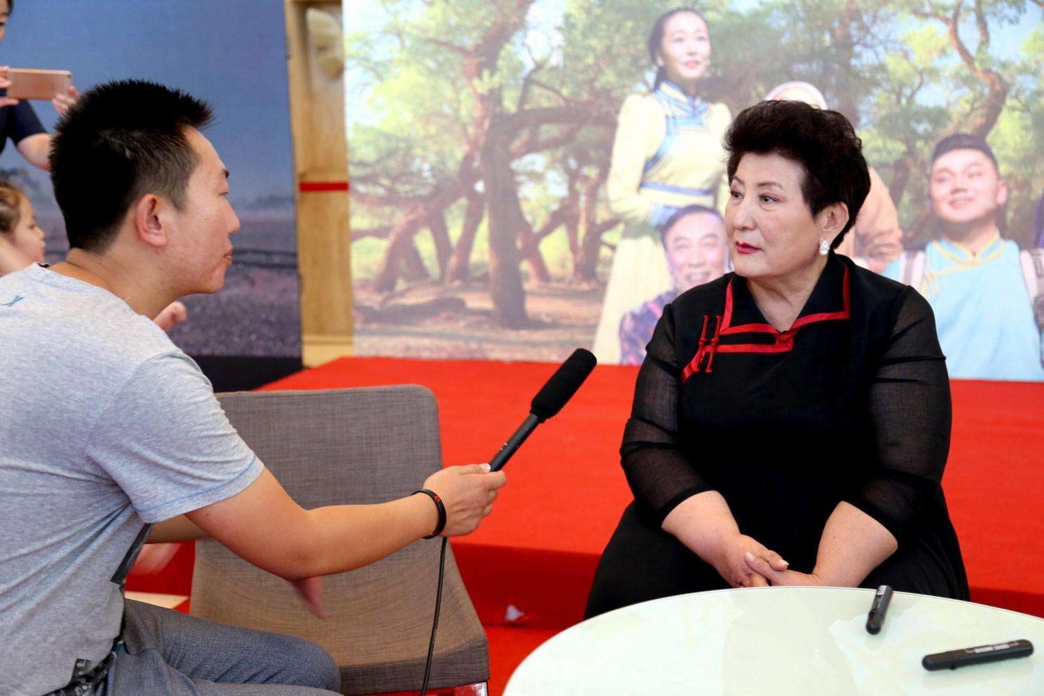 德德玛之子马克塔勒:心疼脑溢血偏瘫的母亲,像爱妈妈一样爱继父_拉西