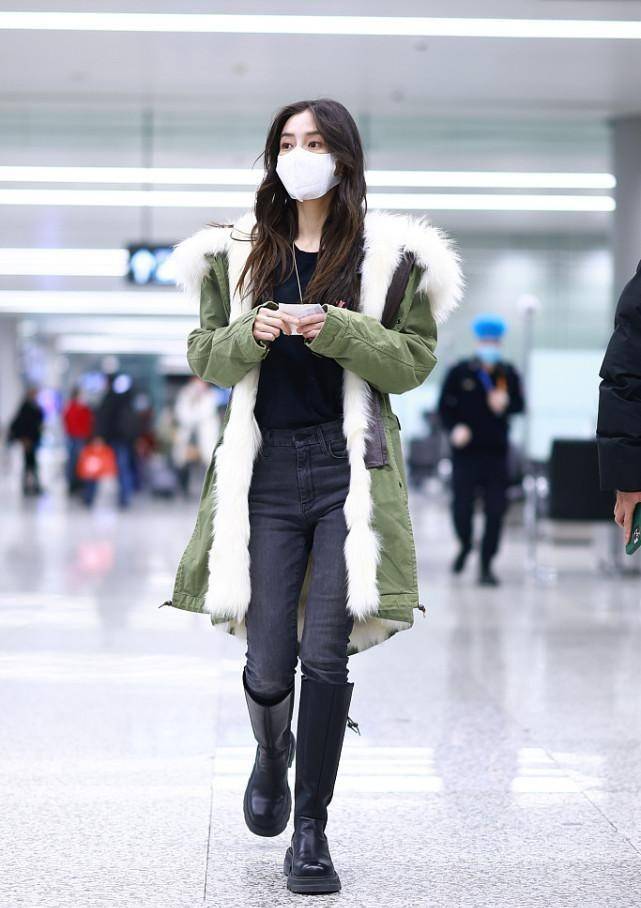 设计 杨颖穿大衣的眼光真高,军装大衣拼接毛边,配皮靴减龄还显气质