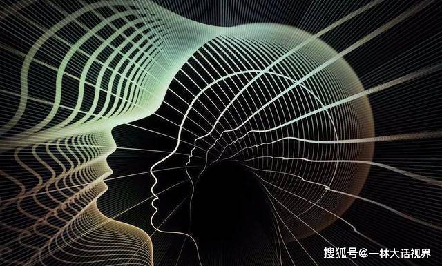 效应人在镜子里看到的自己和照相机中的自己，哪个更真实？