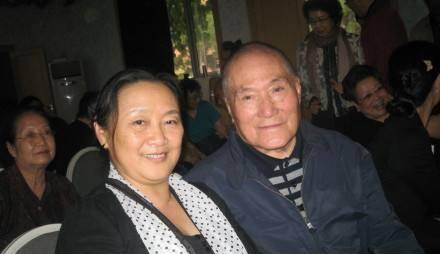 她的妻子本来是杂技演员,为了刘龙的事业放弃了自己的事业,安心在幕后