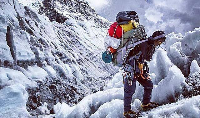 98年，美国女登山家在海拔8千米倒下，9年后有人看不下去将其安葬