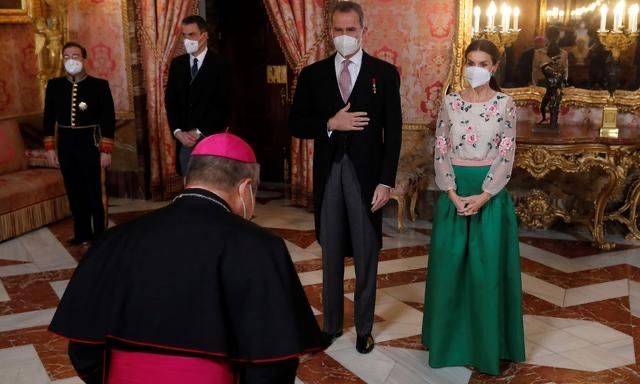 一身 西班牙王后真节俭，穿婆婆27年前定制款旧衣，一身粉配绿依然好美