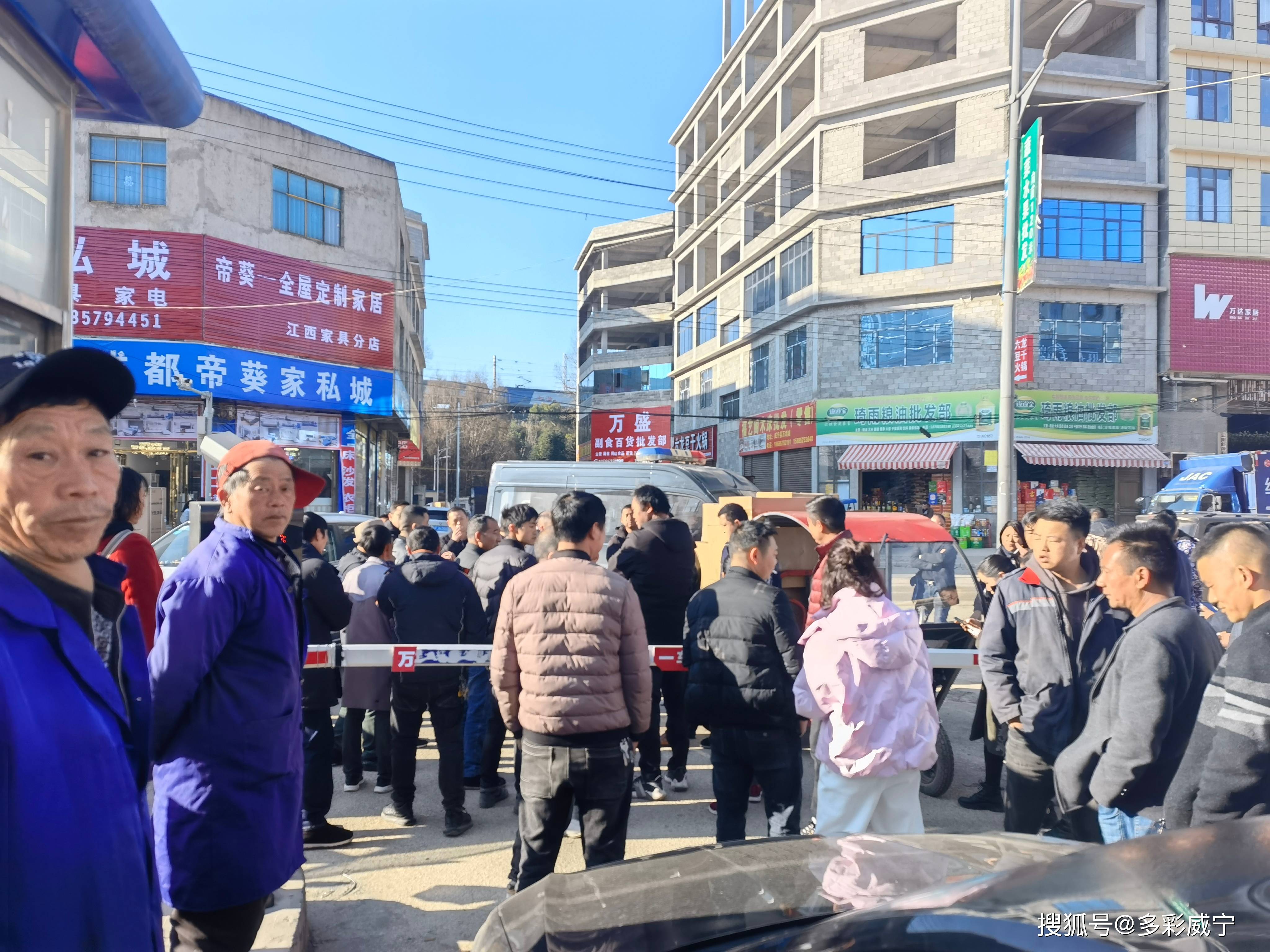 威宁:万鸿城物业堵车强收停车费,影响小区内居民正常能行_业主_房开
