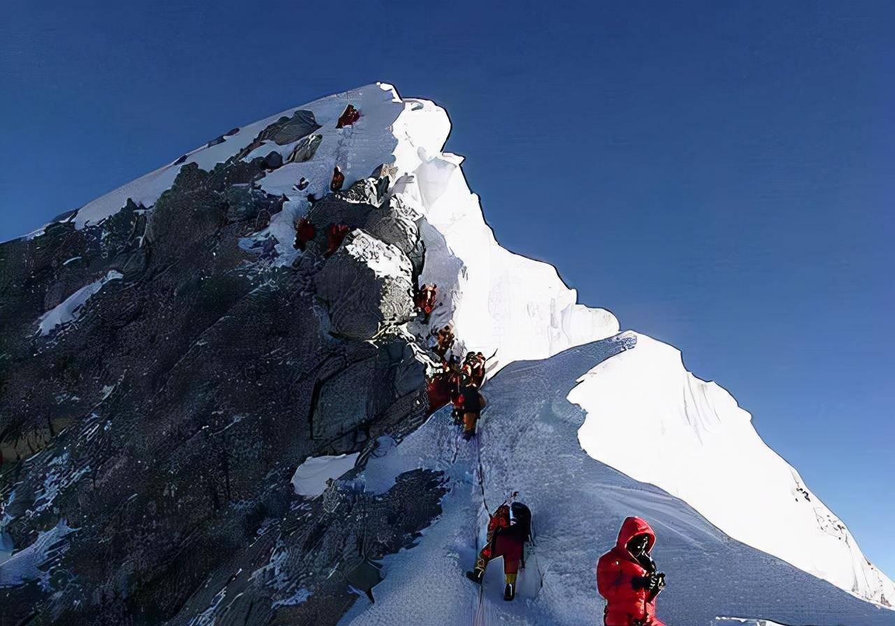 98年，美国女登山家在海拔8千米倒下，9年后有人看不下去将其安葬