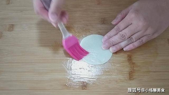 葱花|剩米饭别光炒着吃了，教你新做法，外酥里软，一顿5个都不够吃