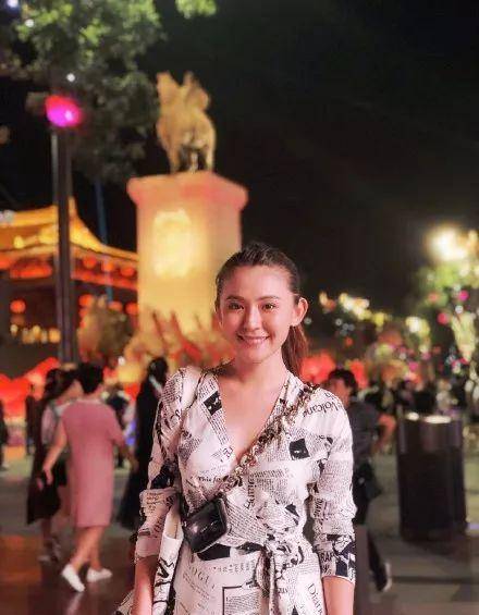 身材 33岁热依扎靠身材火了，穿报纸裙走机场，比例不优越却超自信