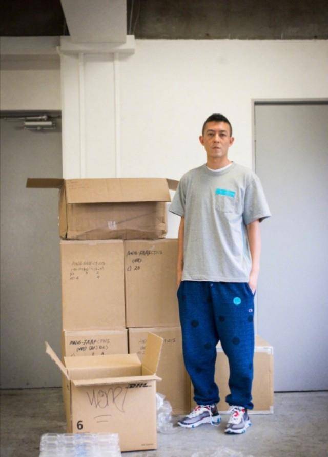 秦舒培 陈冠希老到认不出，近照满脸斑点皱纹横生，胡子拉碴变小老头