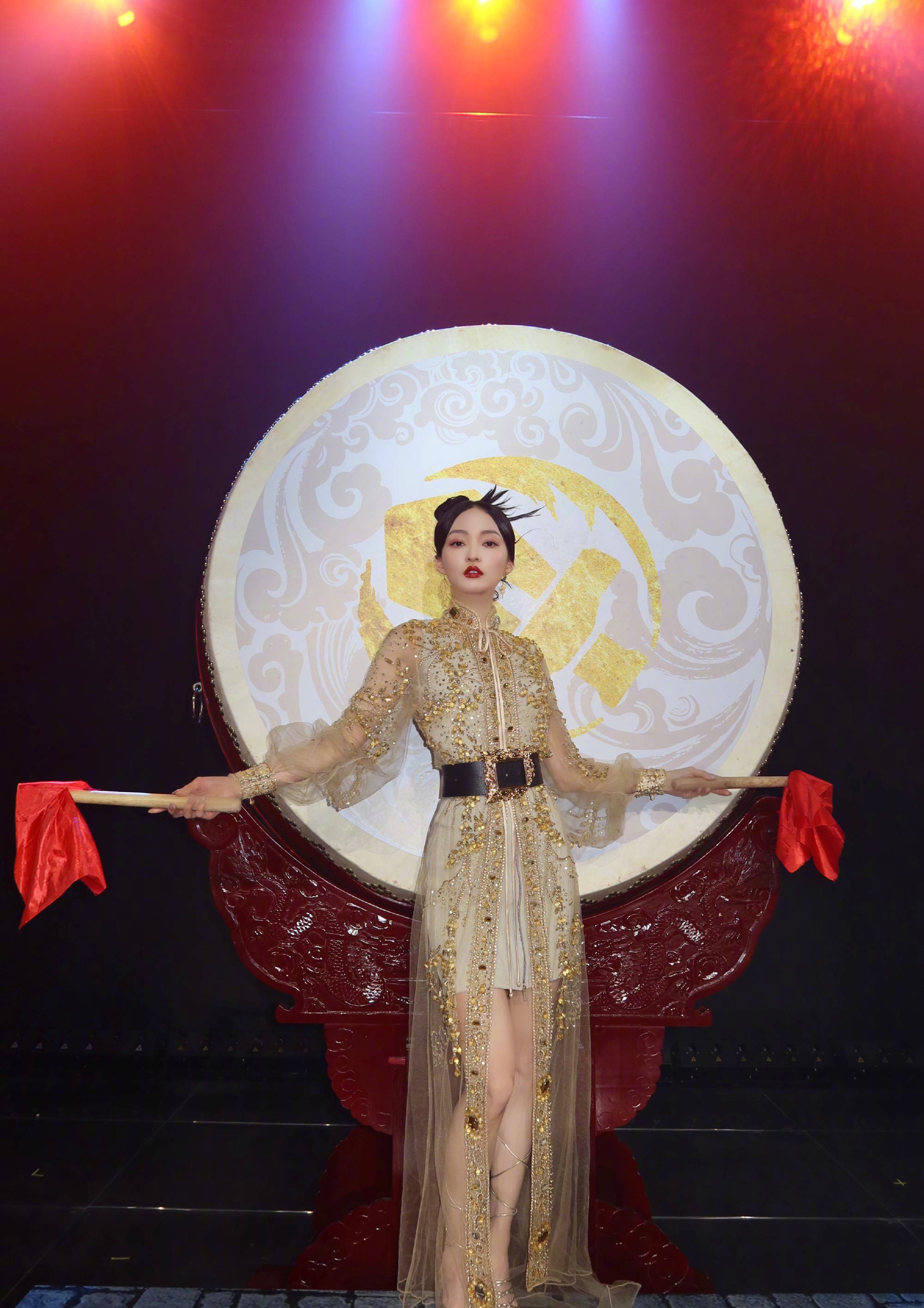 张韶涵身穿金色战袍手拿鼓槌气场强大霸气十足