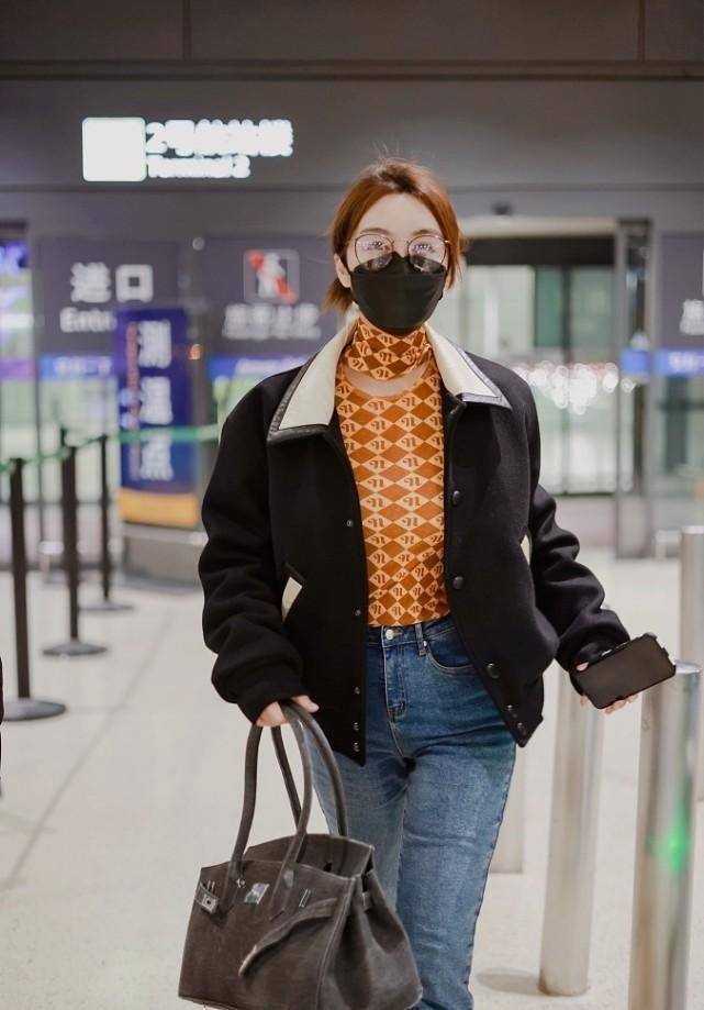 脚踝 李菲儿气质这么好,短大衣配打底衫时尚清新,露脚踝看着有点冷