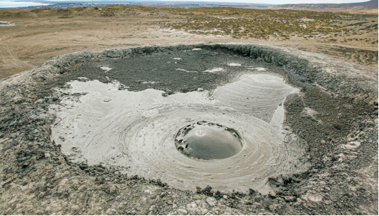 世界最大泥火山，在火山口泡澡是什么感受？游客：感觉变成了佩奇