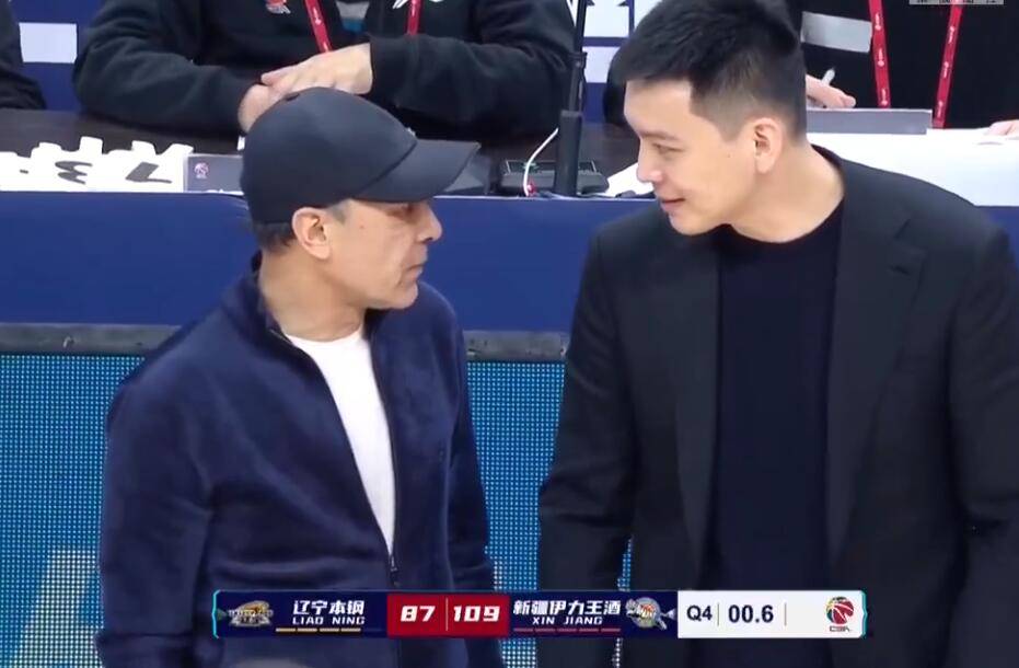 杨鸣提前认输换替补阿的江穷追猛打末节领先30分仍派上外援