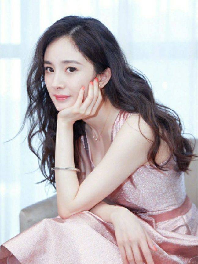 下半身 杨幂是真敢呐！上半身只穿个“蝴蝶结”，转身那刻摄影师狂按快门