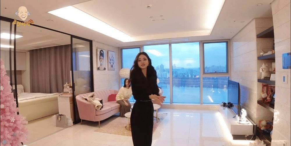 宋智雅曾公开位于首尔圣水洞的「首尔林trimage」的豪宅内部.