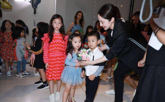 小家伙 董璇3岁女儿T台走秀，佟大为关悦携子捧场，青梅竹马同框超养眼