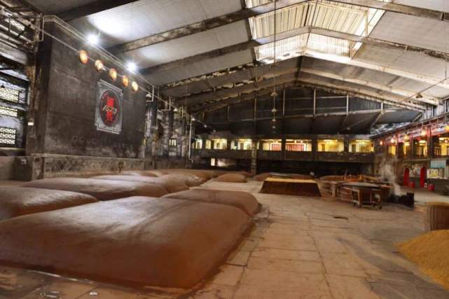 与四川省专卖公司第一酿酒厂合并组建"公私合营泸州市曲酒厂",即现在