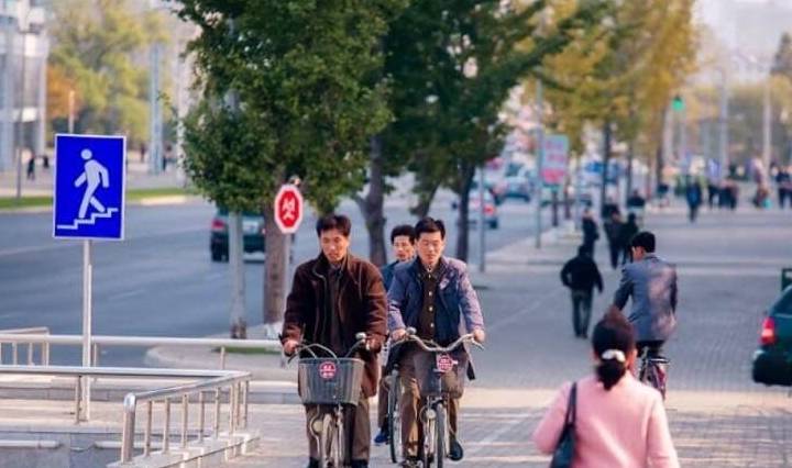 朝鲜首都平壤街头漂亮整洁，当地人还习惯骑这种落后的车辆出行