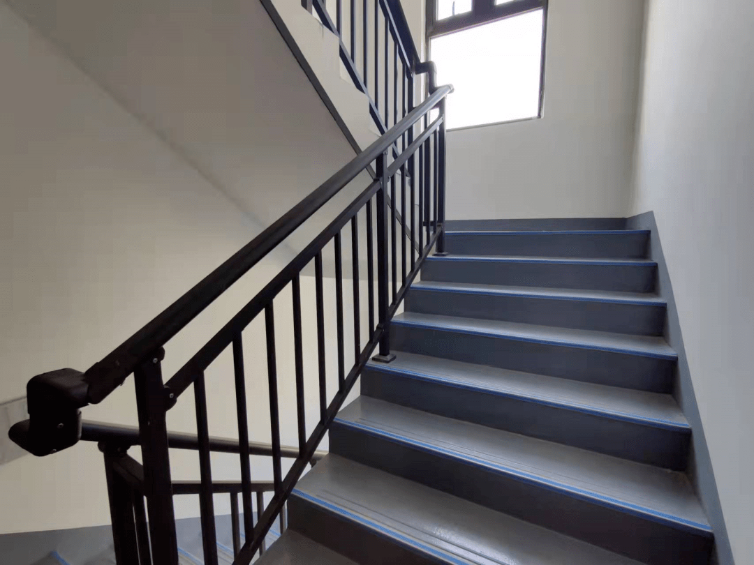 原创实探正荣品牌系之一的北城正荣府地下车库居然多处裂缝