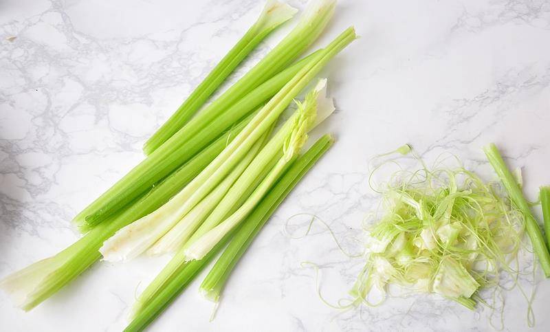 西芹菜怎么切 03d34d9737e94ecf9baf2124368d56f8.jpeg