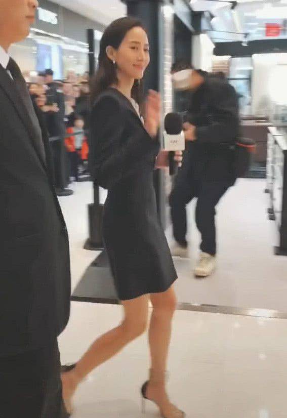 拍照怎么把腿拍得又长又细 29a9fa96eb864a7a8f4bd0bb8863d6cc.jpeg