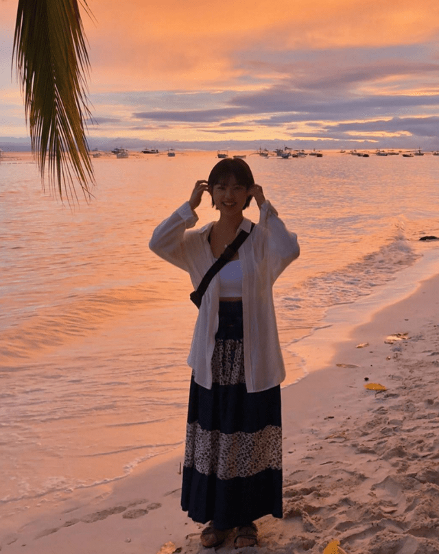 颜色 短发小姐姐youryeony的日常穿搭 将工装风穿得很可爱的森系女孩