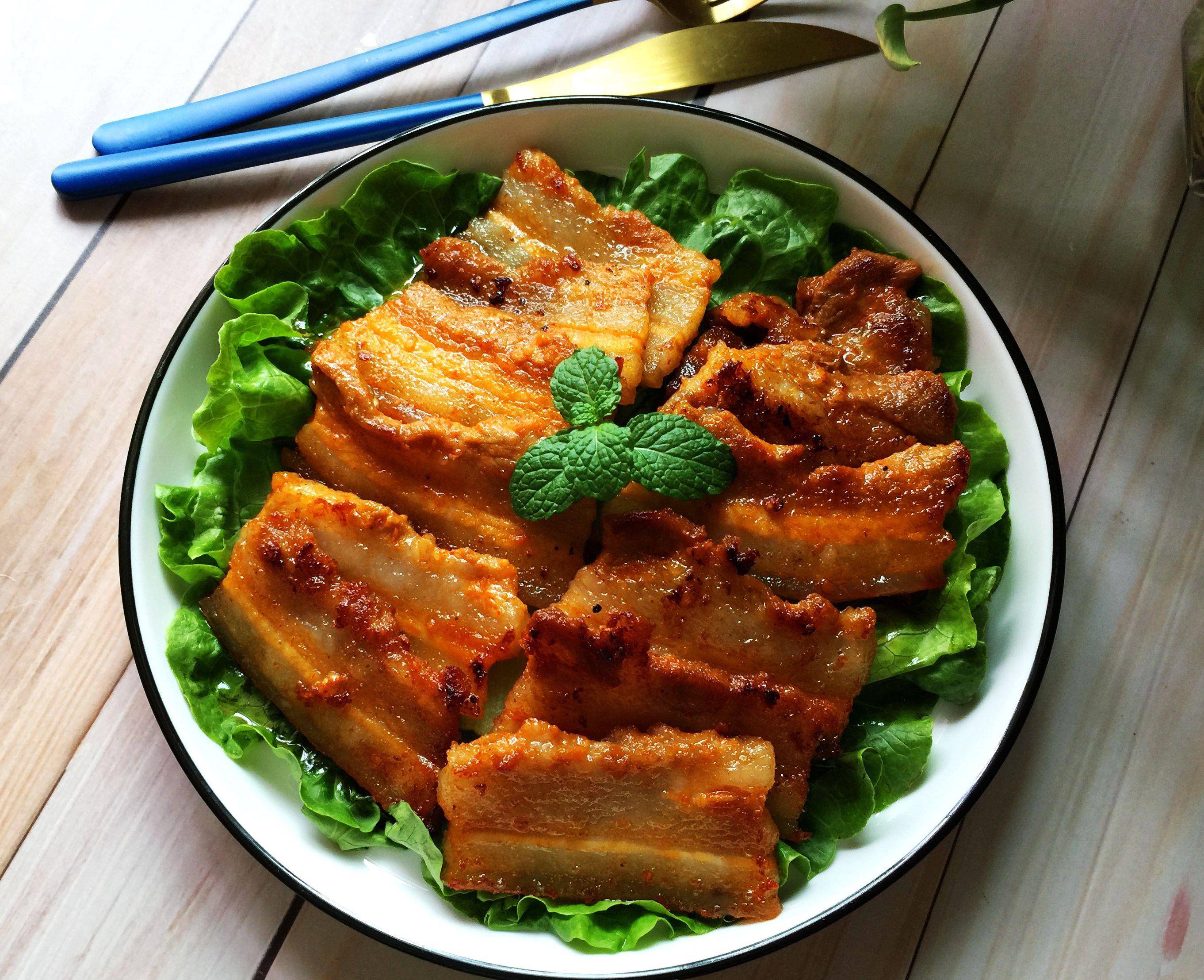 怎么样煎五花肉最好吃 60a5db1c5b4a453296e1d6fbfde58685.jpeg