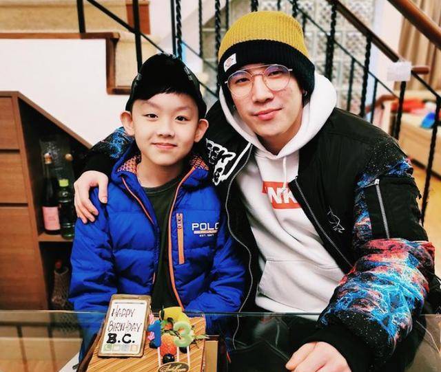 曹永廉父女罕同框,57岁冻龄有术似小伙,10岁女儿太像外公姜大卫_依兰