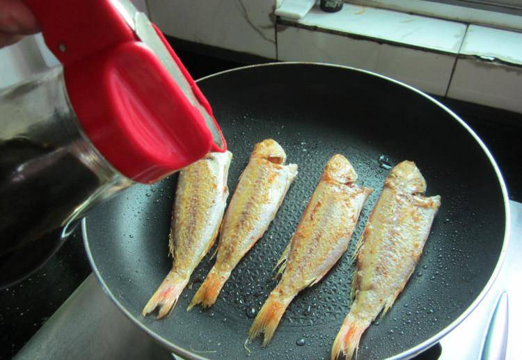 小鱼怎么煎好吃又香 a0ca2997bdd546198596890bbc318099.jpeg