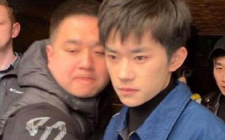 易烊千玺爸爸 aa2081baa2914abd99a2dae227f8d100.jpeg