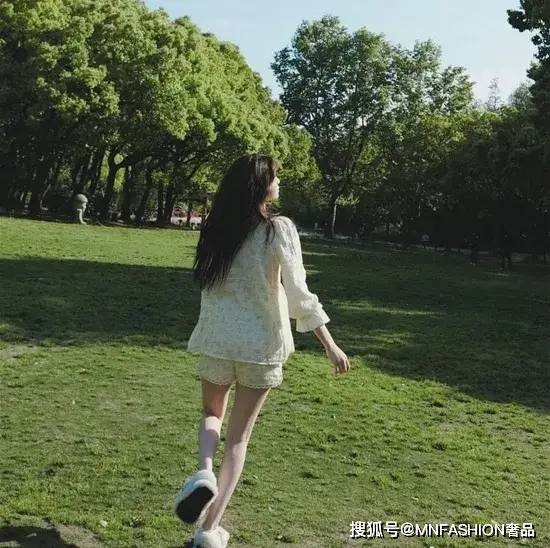 品牌 时尚 | 迪丽热巴这双毛毛拖鞋，简直可爱到犯规