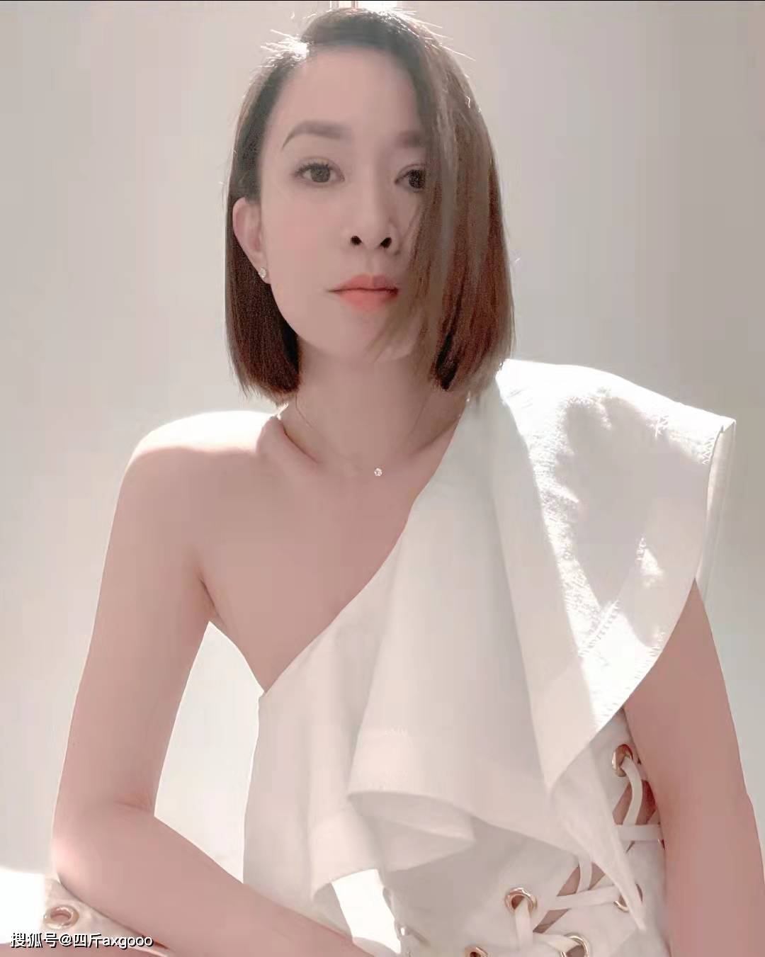 港星佘诗曼晒狗眯眯眼照片遭网友质疑太敏感调侃需要谨慎